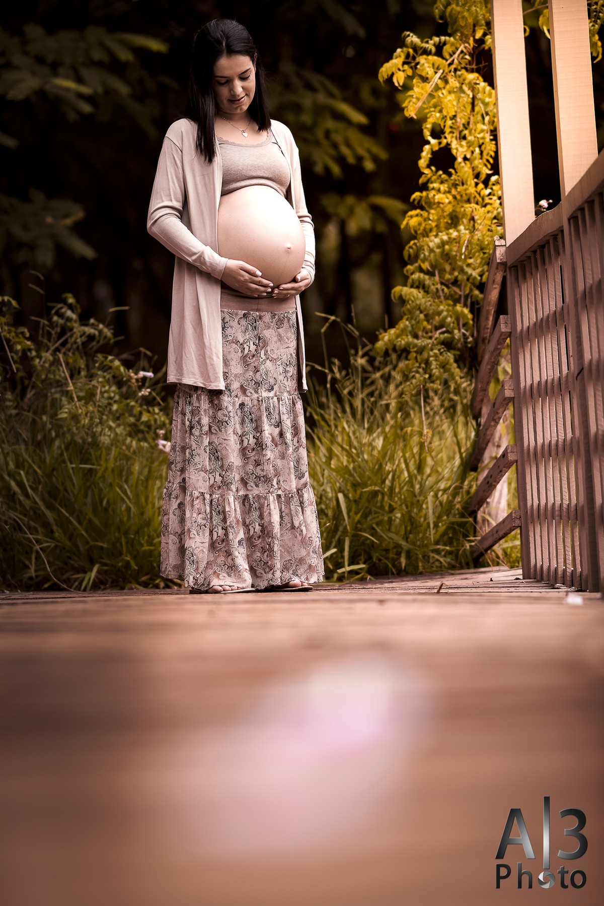 Foto de Ensaio Gestante, Grávida com a mão na barriga. Foto de Ensaio Gestante em alphaville