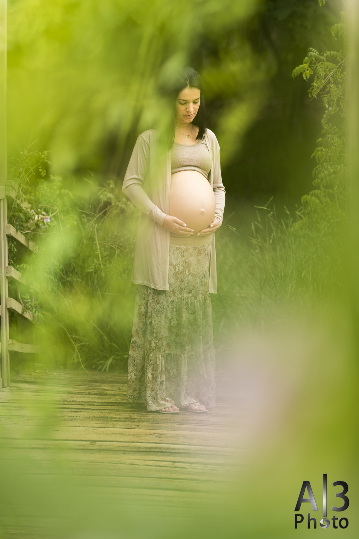 Foto de Ensaio Gestante, Grávida com a mão na barriga. Foto de Ensaio Gestante em alphaville