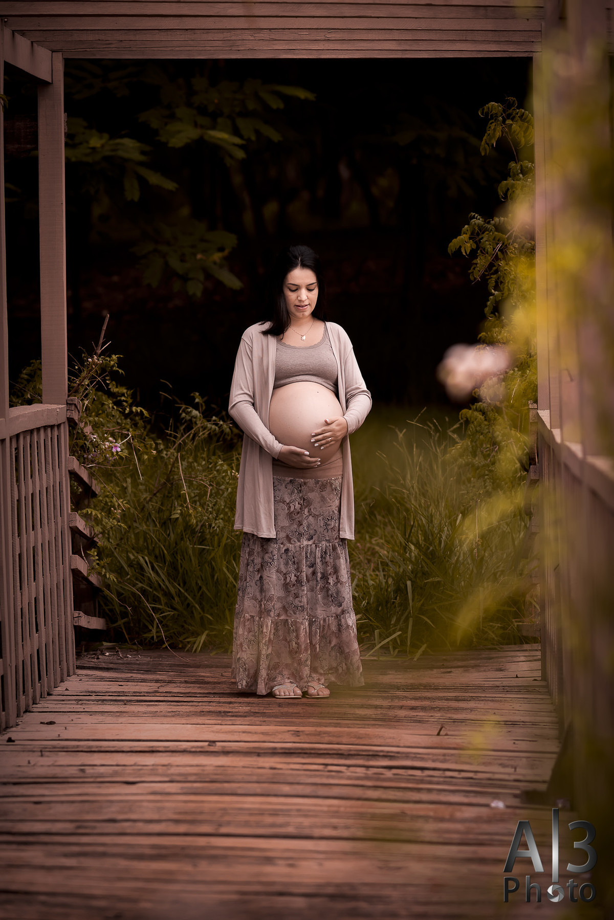 Foto de Ensaio Gestante, Grávida com a mão na barriga. Foto de Ensaio Gestante em alphaville