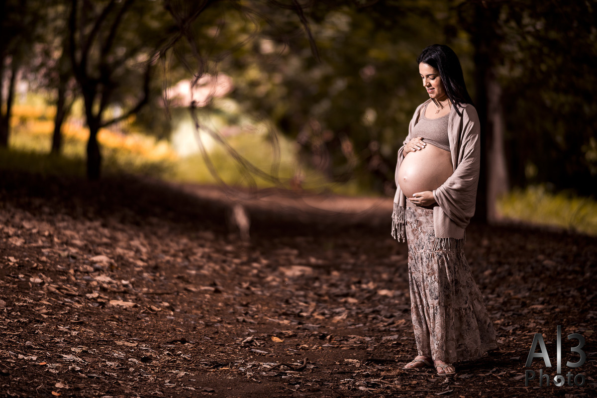 Foto de Ensaio Gestante, Grávida com a mão na barriga. Foto de Ensaio Gestante em alphaville