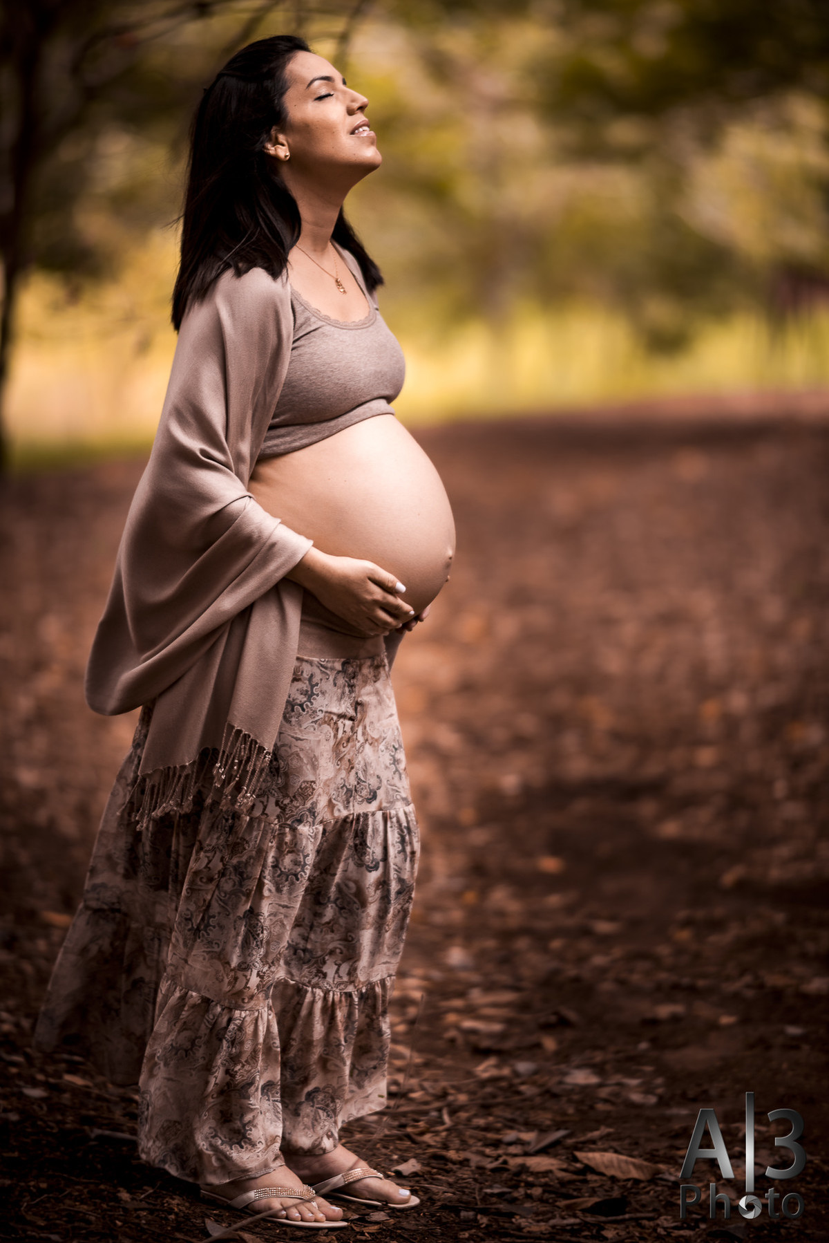 Foto de Ensaio Gestante, Grávida com a mão na barriga. Foto de Ensaio Gestante em alphaville