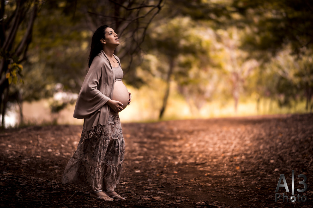 Foto de Ensaio Gestante, Grávida com a mão na barriga. Foto de Ensaio Gestante em alphaville