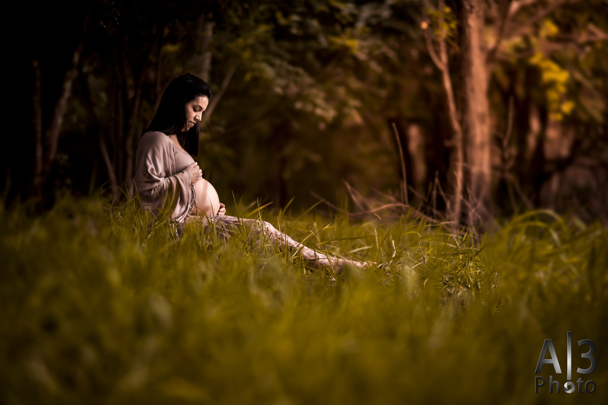 Foto de Ensaio Gestante, Grávida com a mão na barriga. Foto de Ensaio Gestante em alphaville