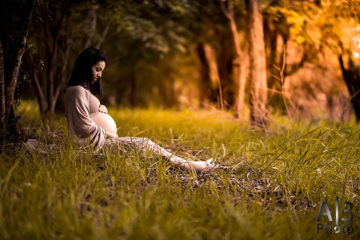 Foto de Ensaio Gestante, Grávida com a mão na barriga. Foto de Ensaio Gestante em alphaville