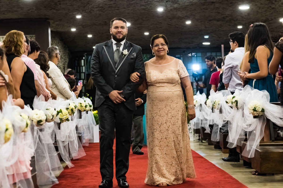 Fotos de Casamento na Gruta Alphaville foto do noivo entrando na igreja com a mãe