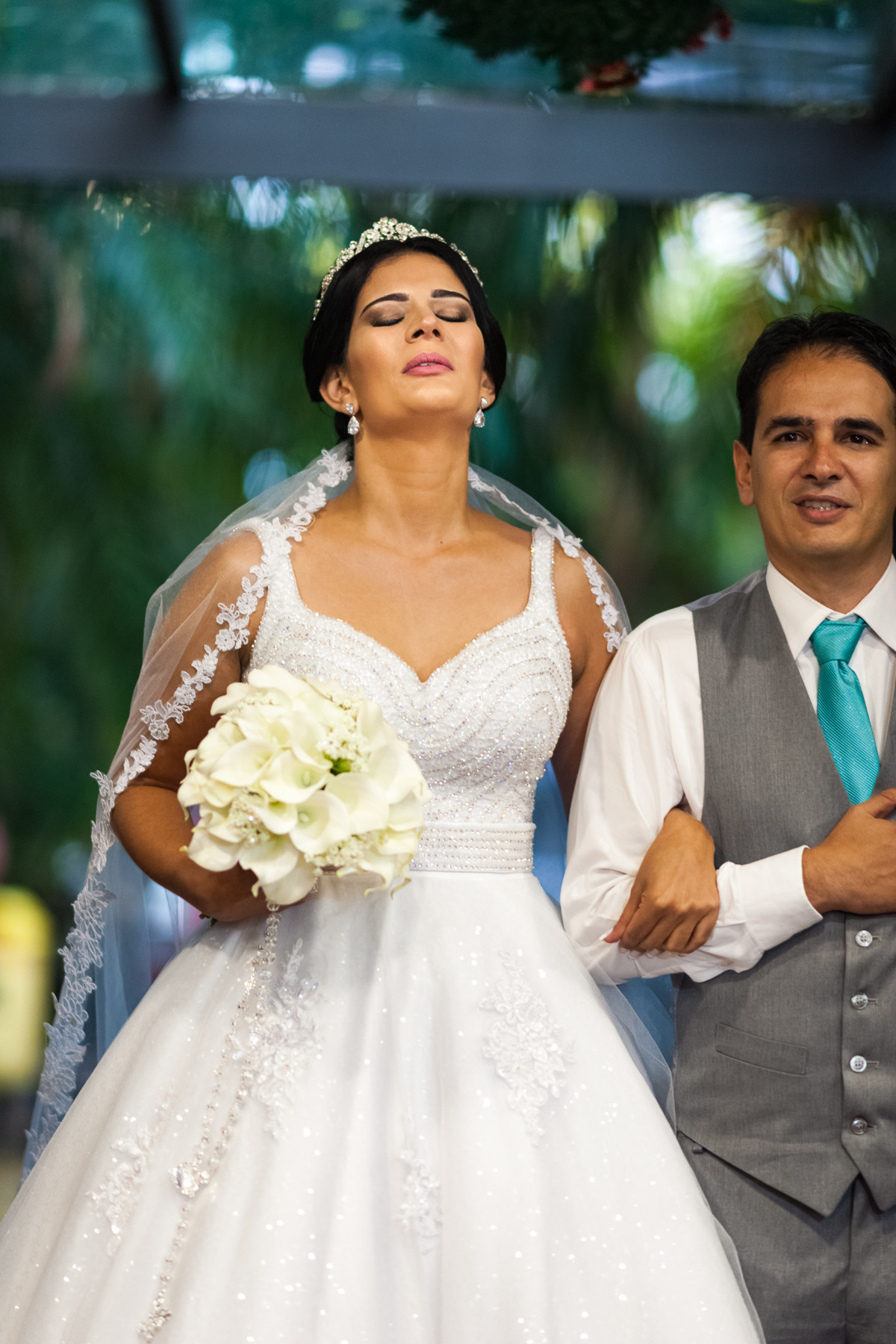 Fotos de Casamento na Gruta Alphaville foto da noiva entrando na igreja com o irmão