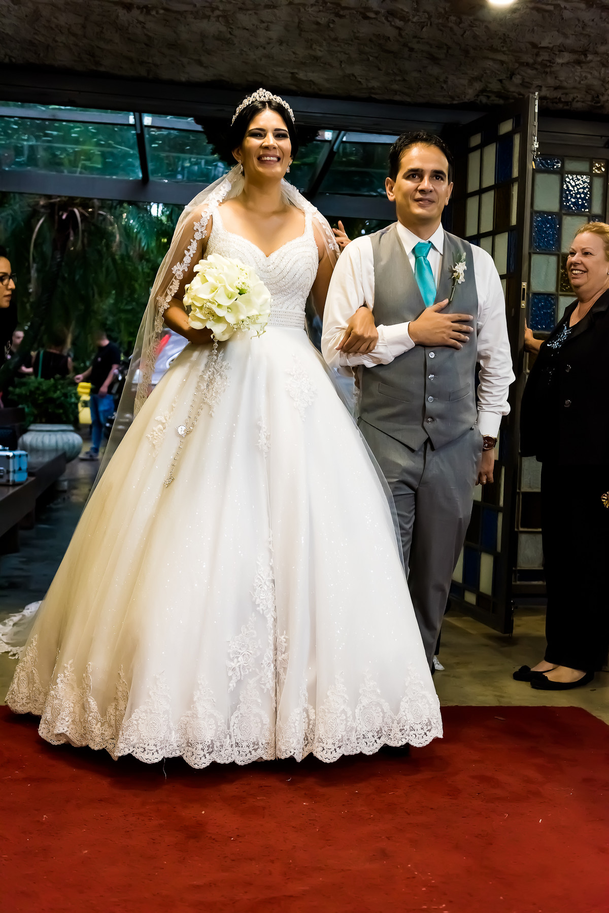 Fotos de Casamento na Gruta Alphaville foto da noiva entrando na igreja com o irmão
