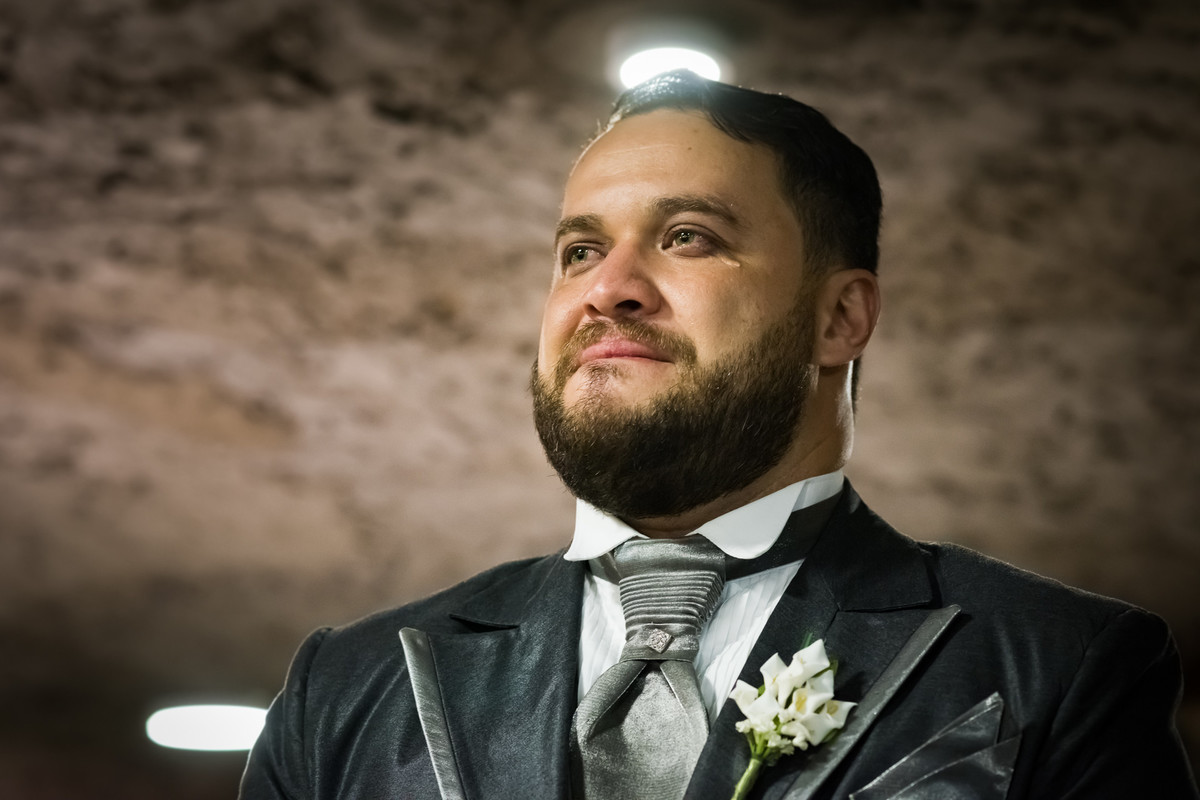 Fotos de Casamento na Gruta Alphaville foto do Noivo chorando vendo a noiva entrando na igreja