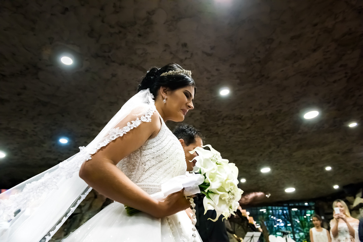 Fotos de Casamento na Gruta Alphaville foto da Noiva entrando na igreja