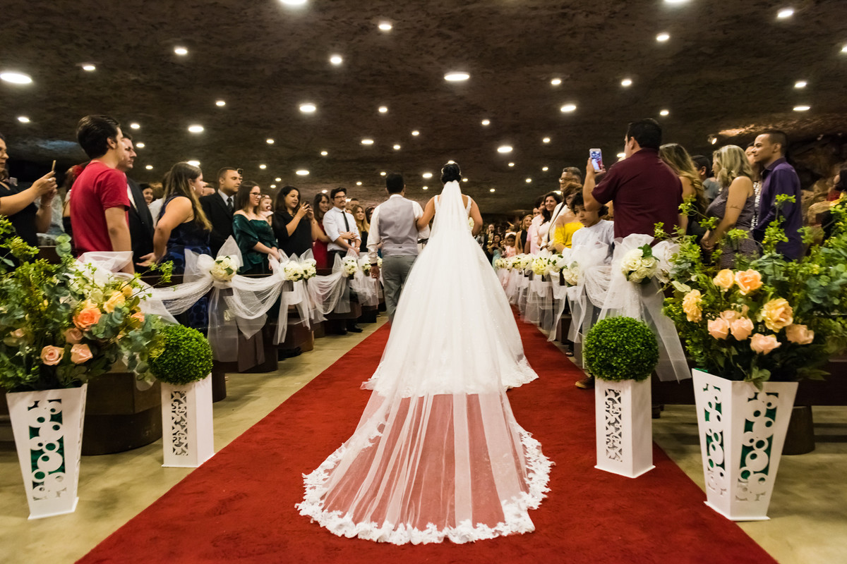 Fotos de Casamento na Gruta Alphaville foto da Noiva entrando na igreja