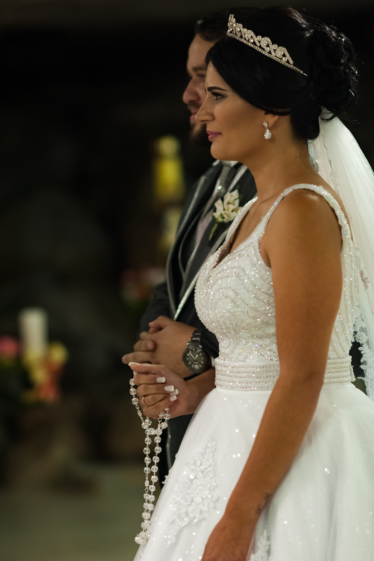 Fotos de Casamento na Gruta Alphaville foto do noivo e noiva de mãos dadas