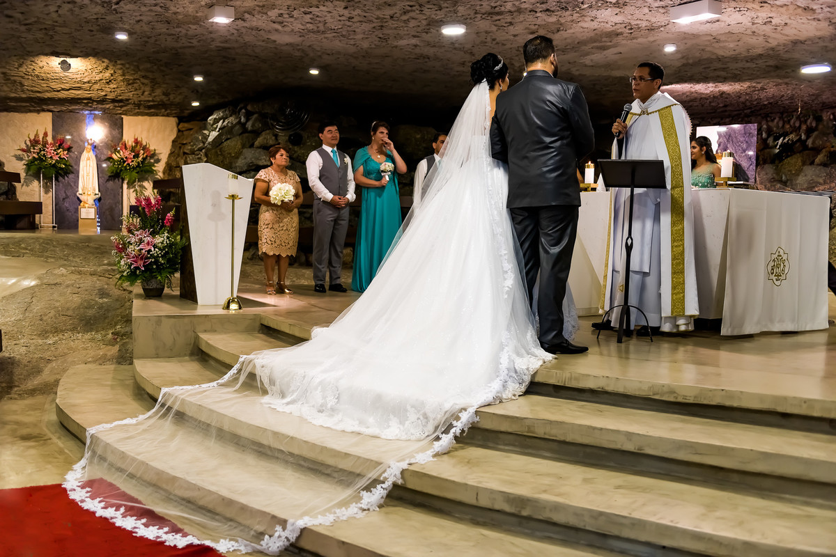 Fotos de Casamento na Gruta Alphaville foto dos Noivos no altar da igreja