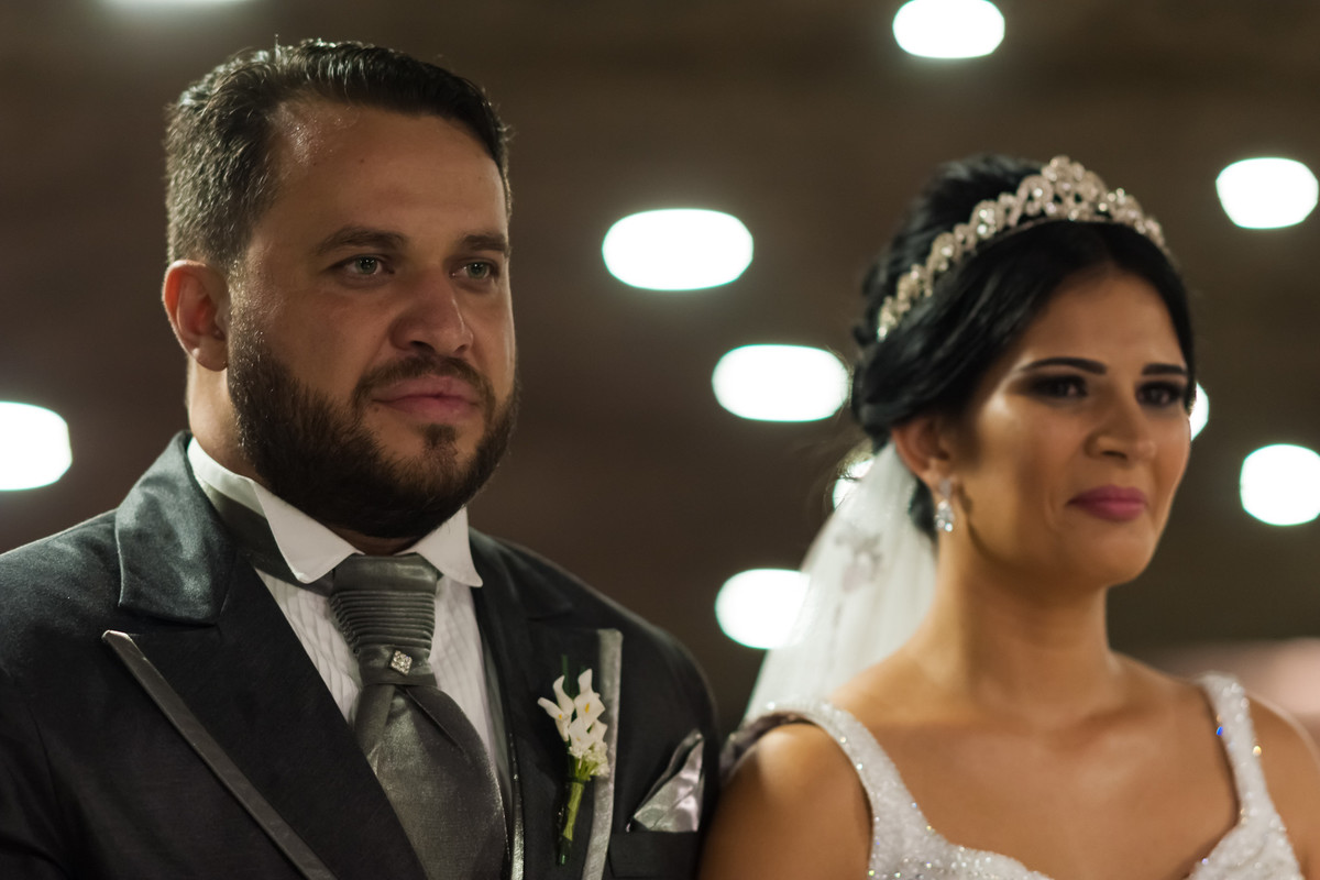 Fotos de Casamento na Gruta Alphaville foto do noivo e noiva de mãos dadas