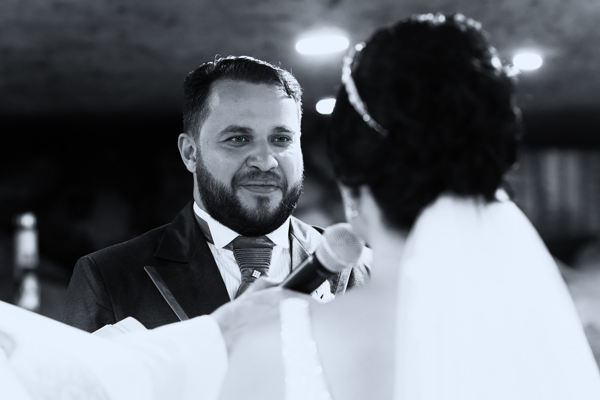 Fotos de Casamento na Gruta Alphaville foto da noiva dando o sim e noivo olhando para ela