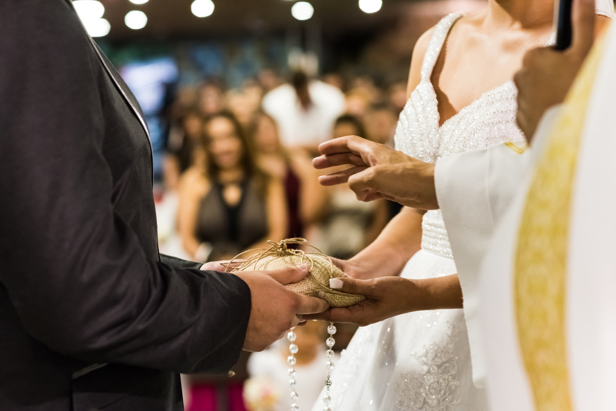 Fotos de Casamento na Gruta Alphaville foto do padre abençoando os noivos