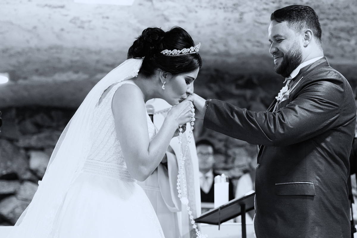 Fotos de Casamento na Gruta Alphaville foto da Noiva beijando a aliança na mão do noivo