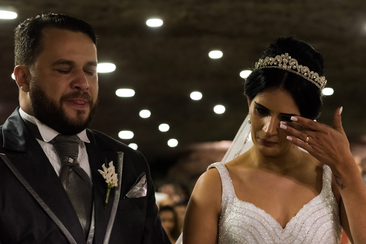 Fotos de Casamento na Gruta Alphaville foto da noiva e noivo chorando no altar