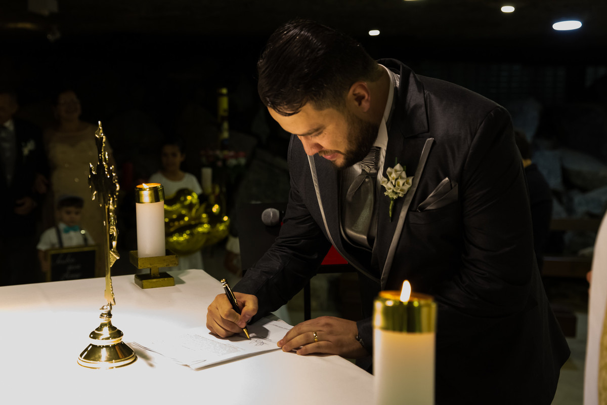 Fotos de Casamento na Gruta Alphaville foto do noivo assinando no altar