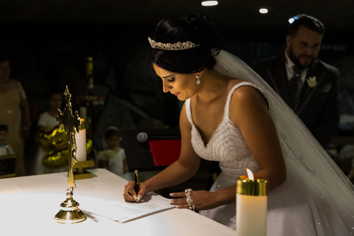 Fotos de Casamento na Gruta Alphaville foto da noiva assinando no altar