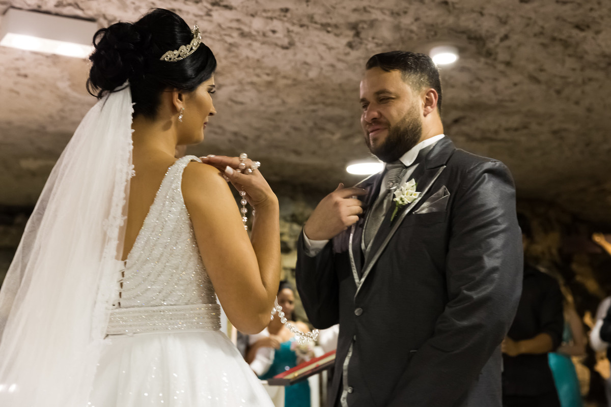 Fotos de Casamento na Gruta Alphaville foto dos noivos se benzendo