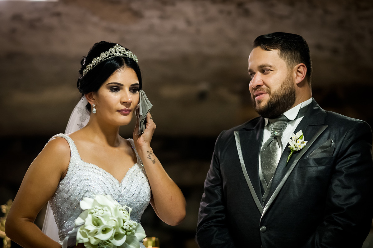 Fotos de Casamento na Gruta Alphaville foto da noiva enxugando a lágrima com o lenço do noivo