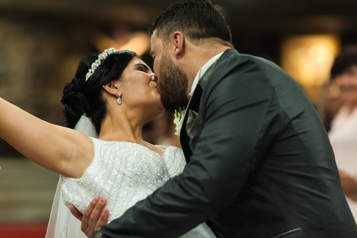 Fotos de Casamento na Gruta Alphaville foto dos noivos se beijando na igreja
