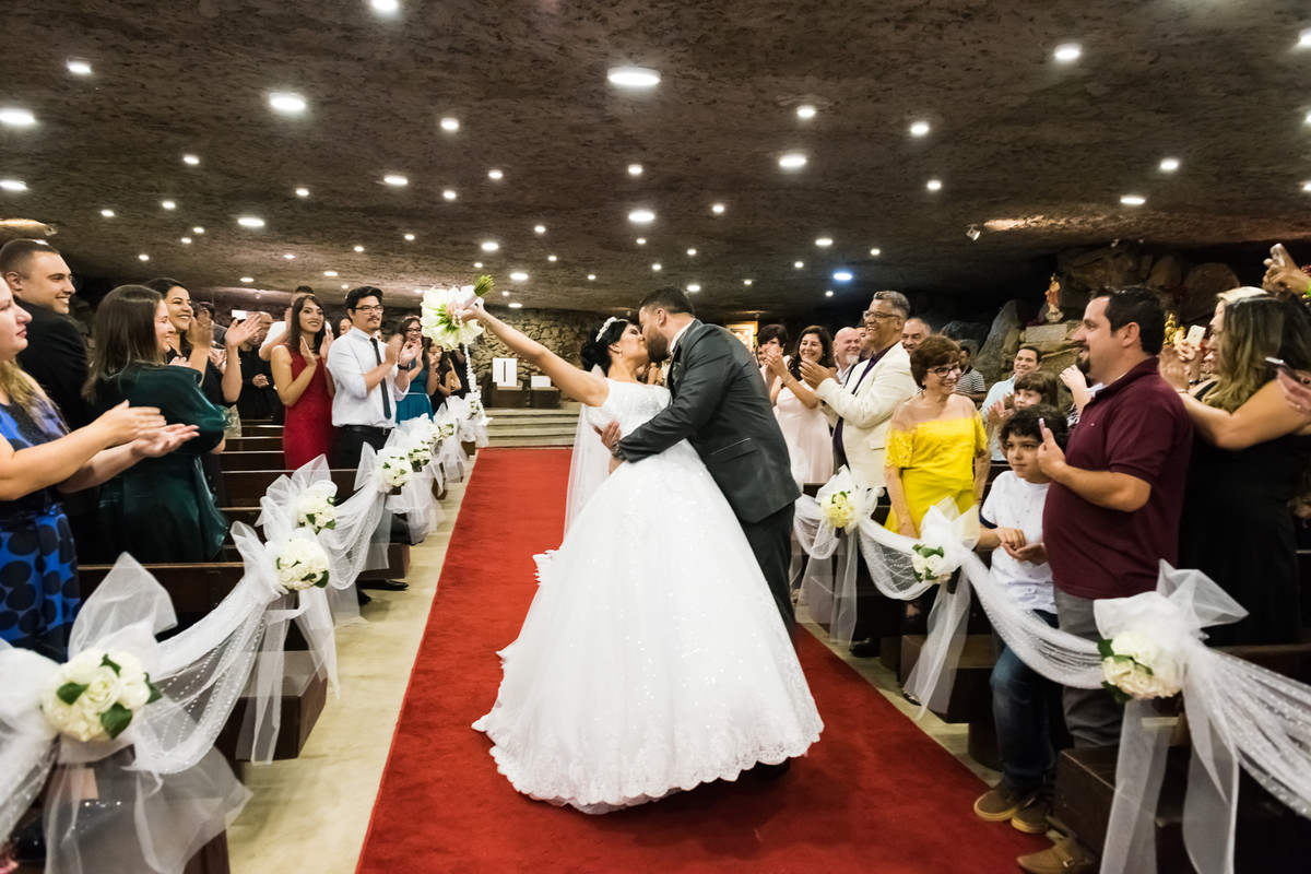 Fotos de Casamento na Gruta Alphaville foto dos noivos se beijando na igreja