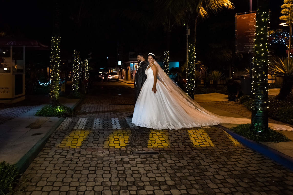 Fotos de Casamento na Gruta Alphaville foto dos noivos atravessando a faixa de pedestre na rua