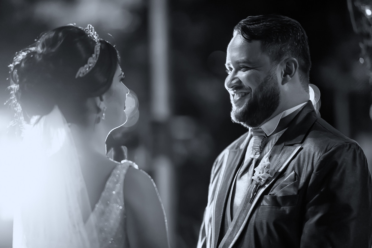 Fotos de Casamento na Gruta Alphaville foto dos noivos se olhando exterana