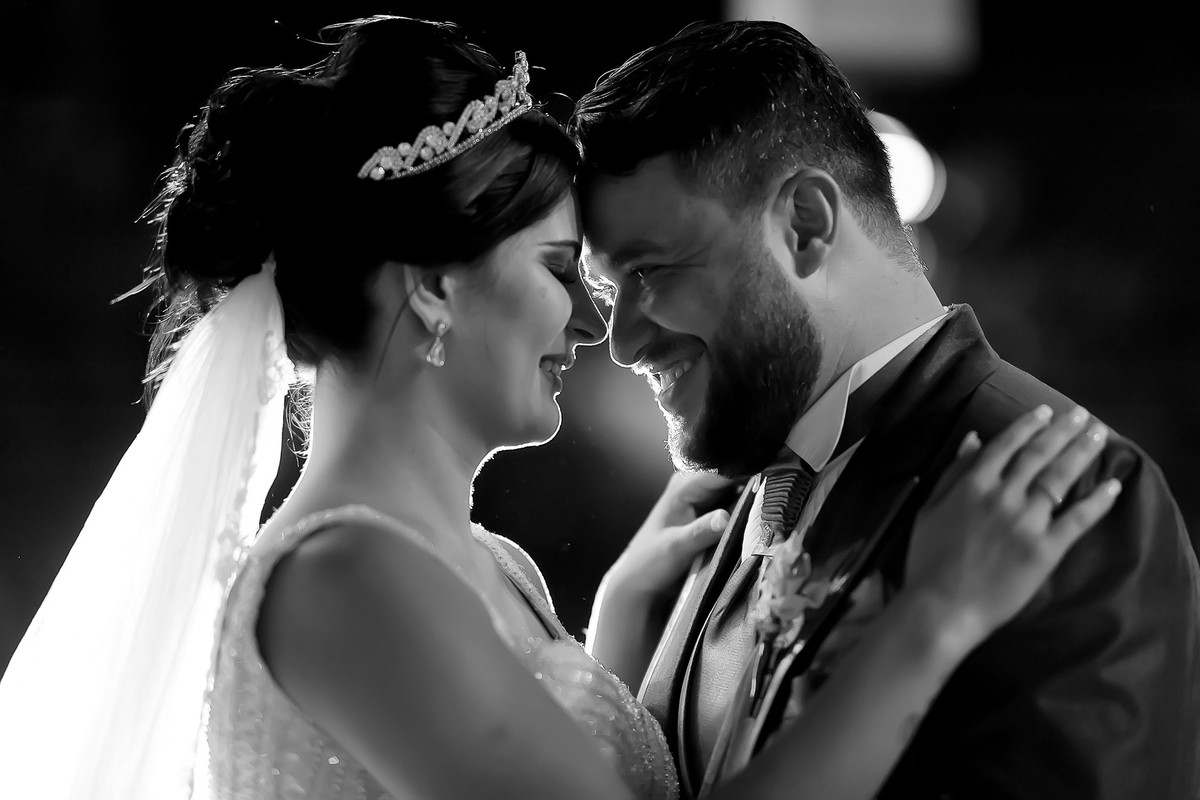 Fotos de Casamento na Gruta Alphaville foto dos noivos se olhando externa