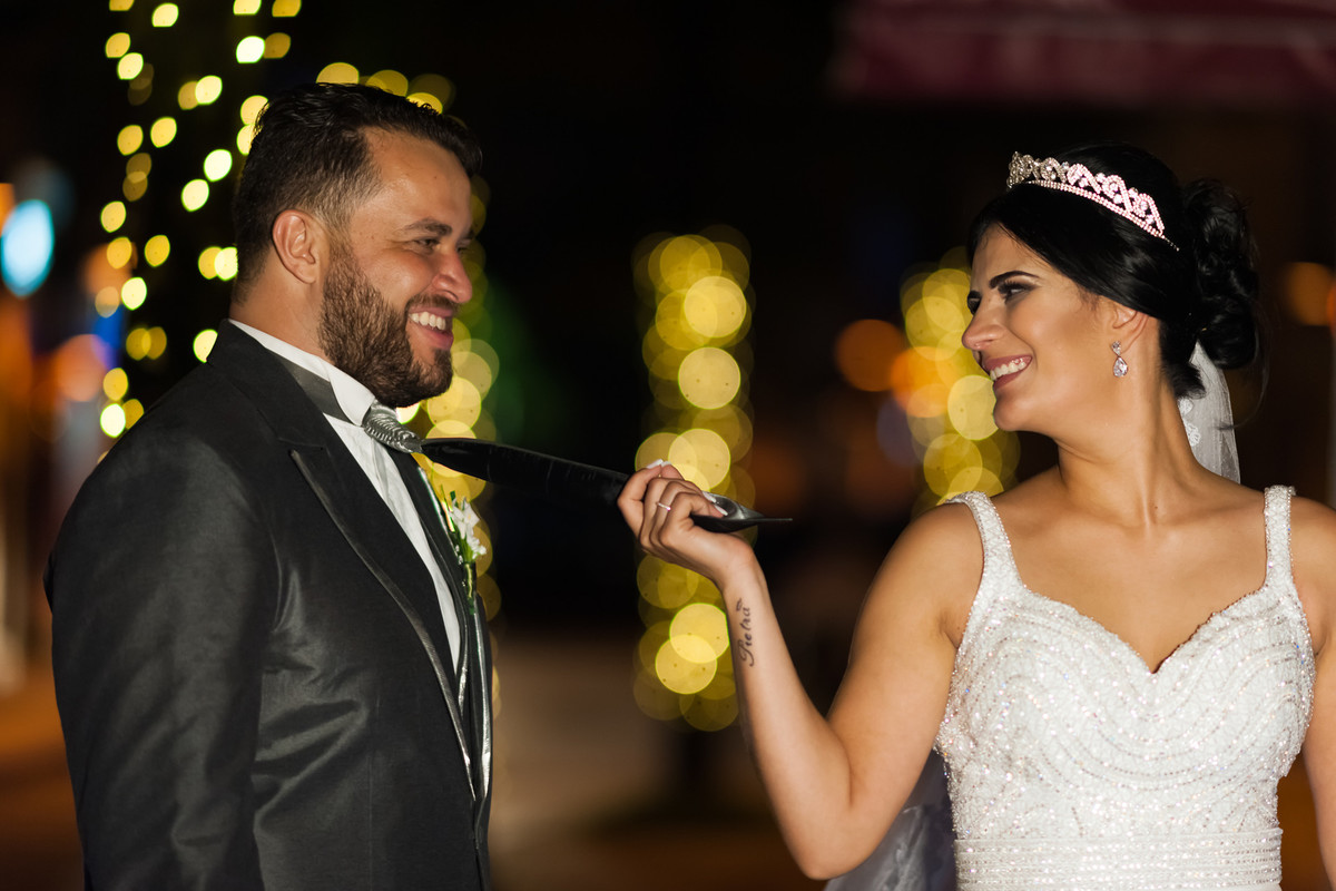 Fotos de Casamento na Gruta Alphaville foto da noiva puxando a gravata do noivo