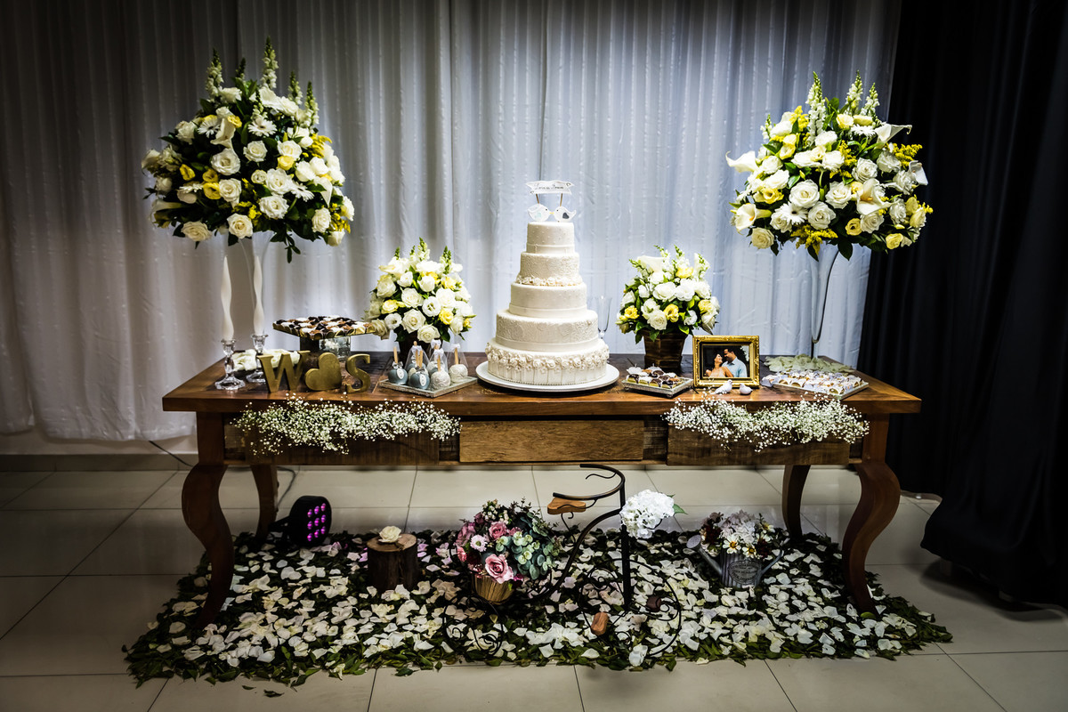 Fotos de Casamento na Gruta Alphaville foto da mesa com o bolo dos noivos