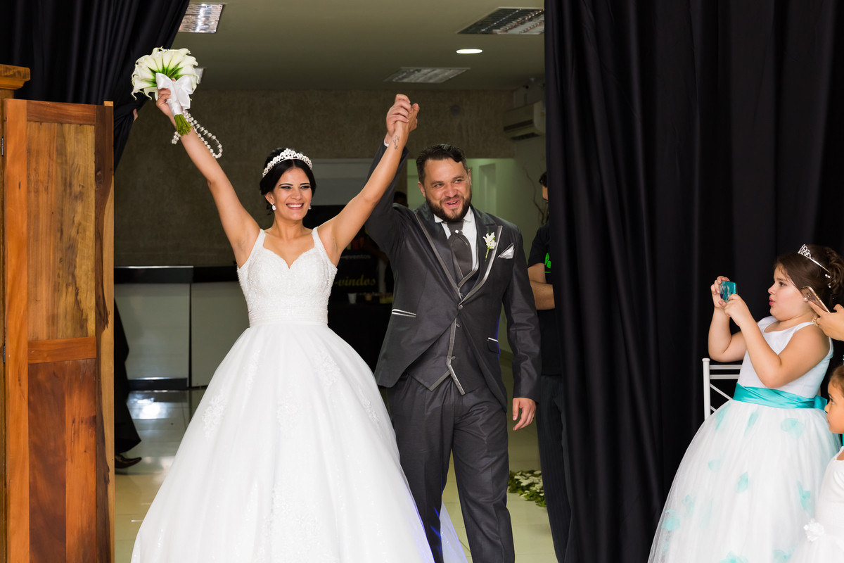 Fotos de Casamento na Gruta Alphaville foto dos noivos entrando na recepção