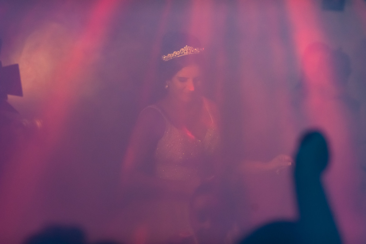 Fotos de Casamento na Gruta Alphaville foto da noiva dançando na festa