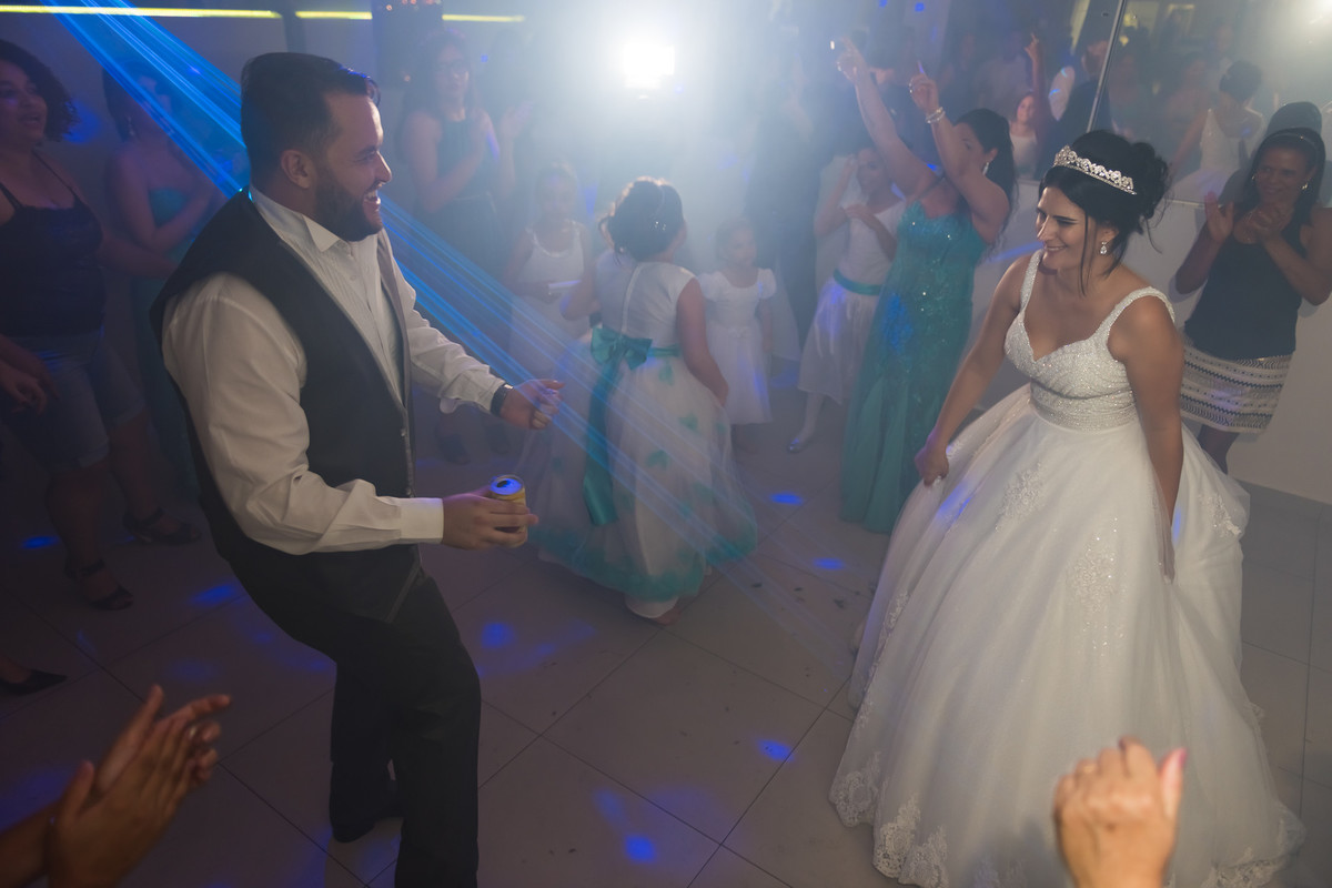Fotos de Casamento na Gruta Alphaville foto dos noivos dançando na festa