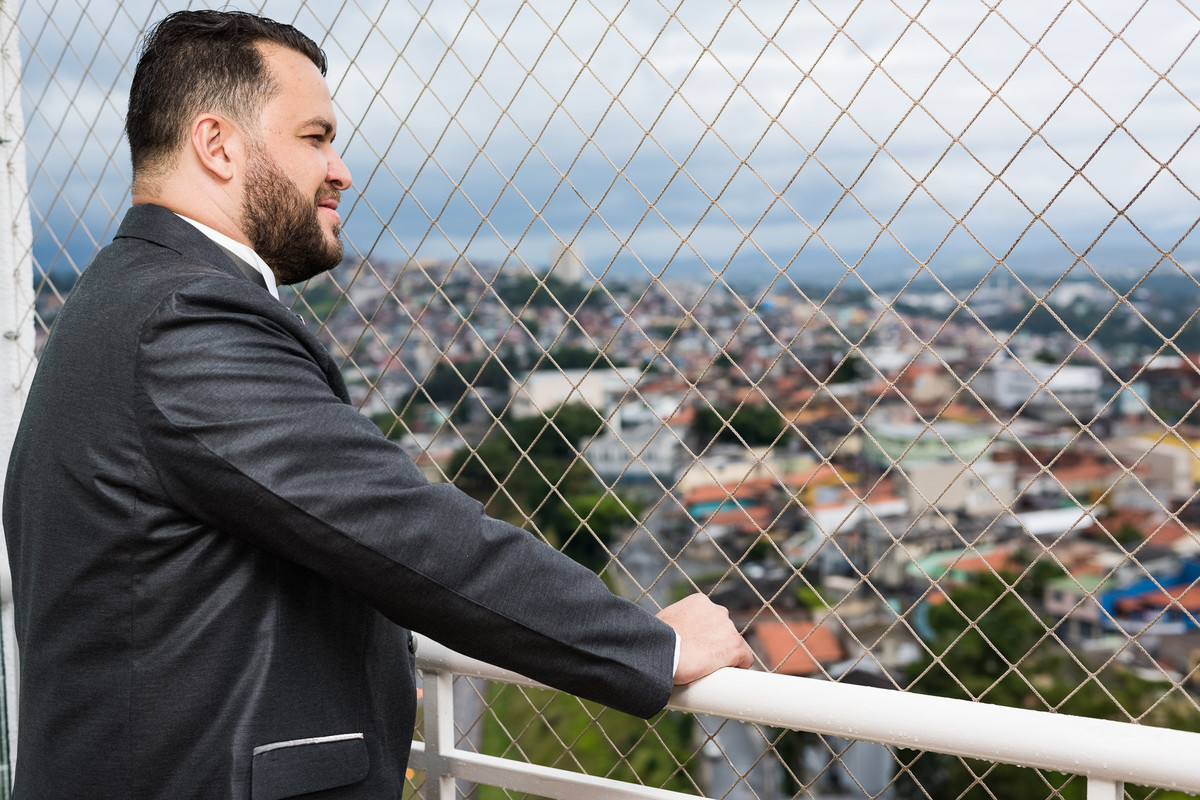 Fotos de Casamento na Gruta Alphaville foto do noivo olhando na sacada