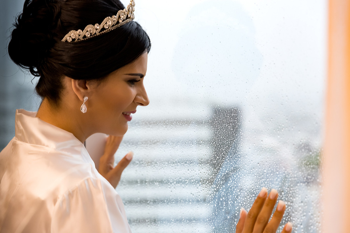 Fotos de Casamento na Gruta Alphaville foto da noiva olhando na janela em dia de chuva