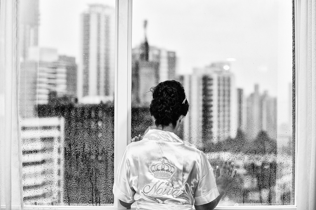 Fotos de Casamento na Gruta Alphaville foto da noiva olhando na janela chovendo