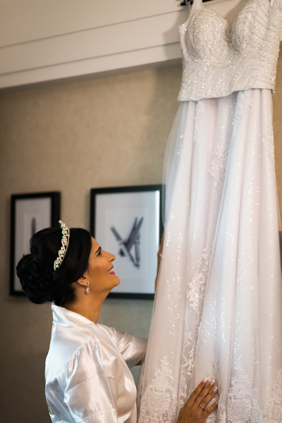 Fotos de Casamento na Gruta Alphaville foto da noiva olhando o vestido de noiva