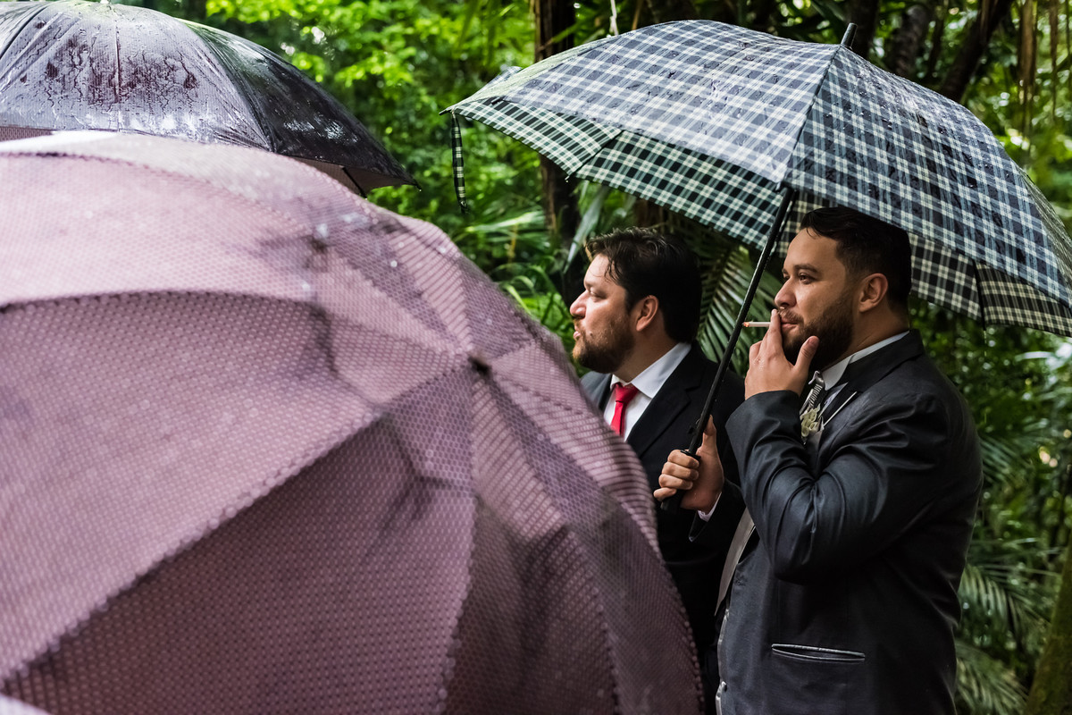 Fotos de Casamento na Gruta Alphaville foto do noivo esperando na porta da igreja fumando