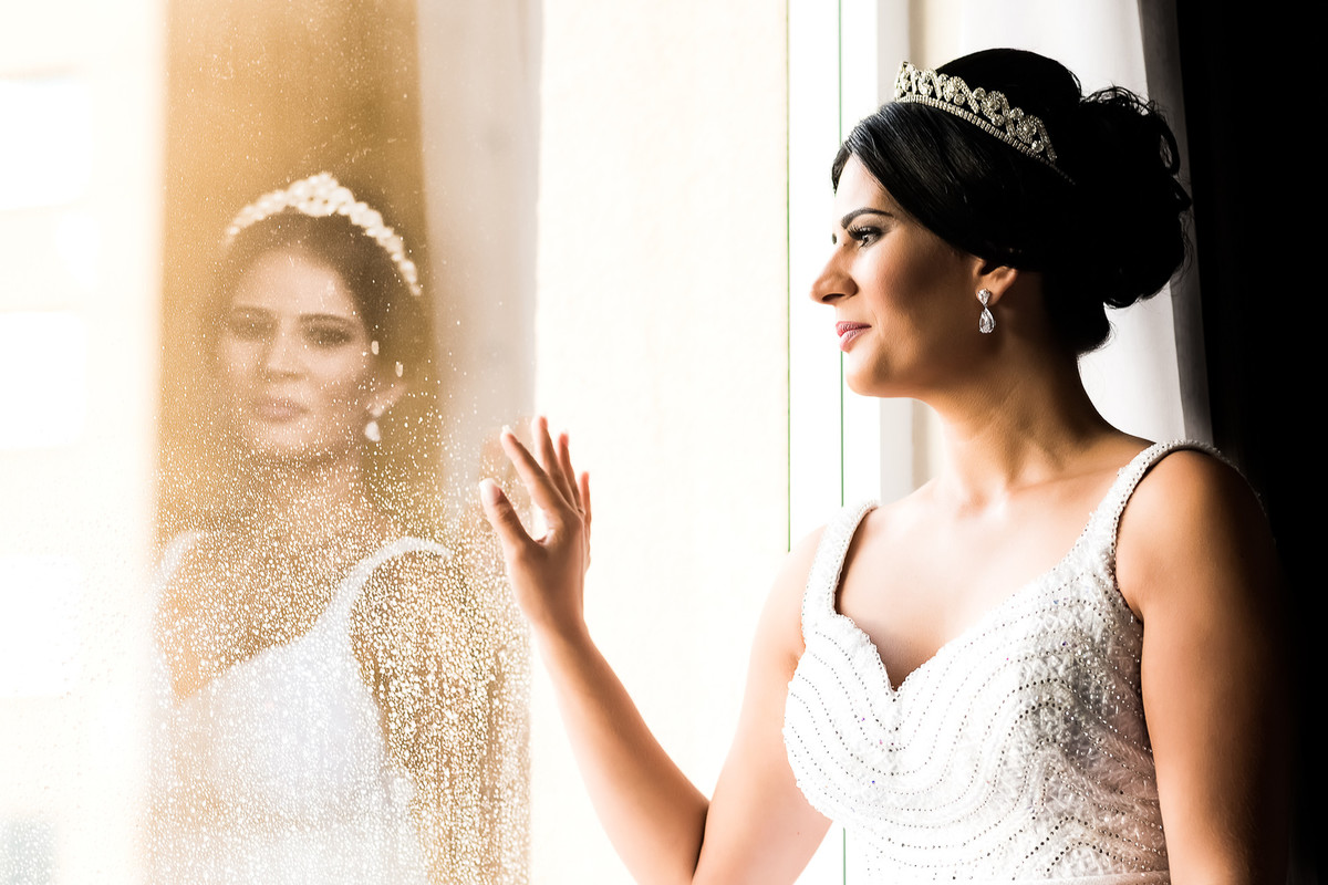 Fotos de Casamento na Gruta Alphaville foto da noiva olhando na janela com reflexo