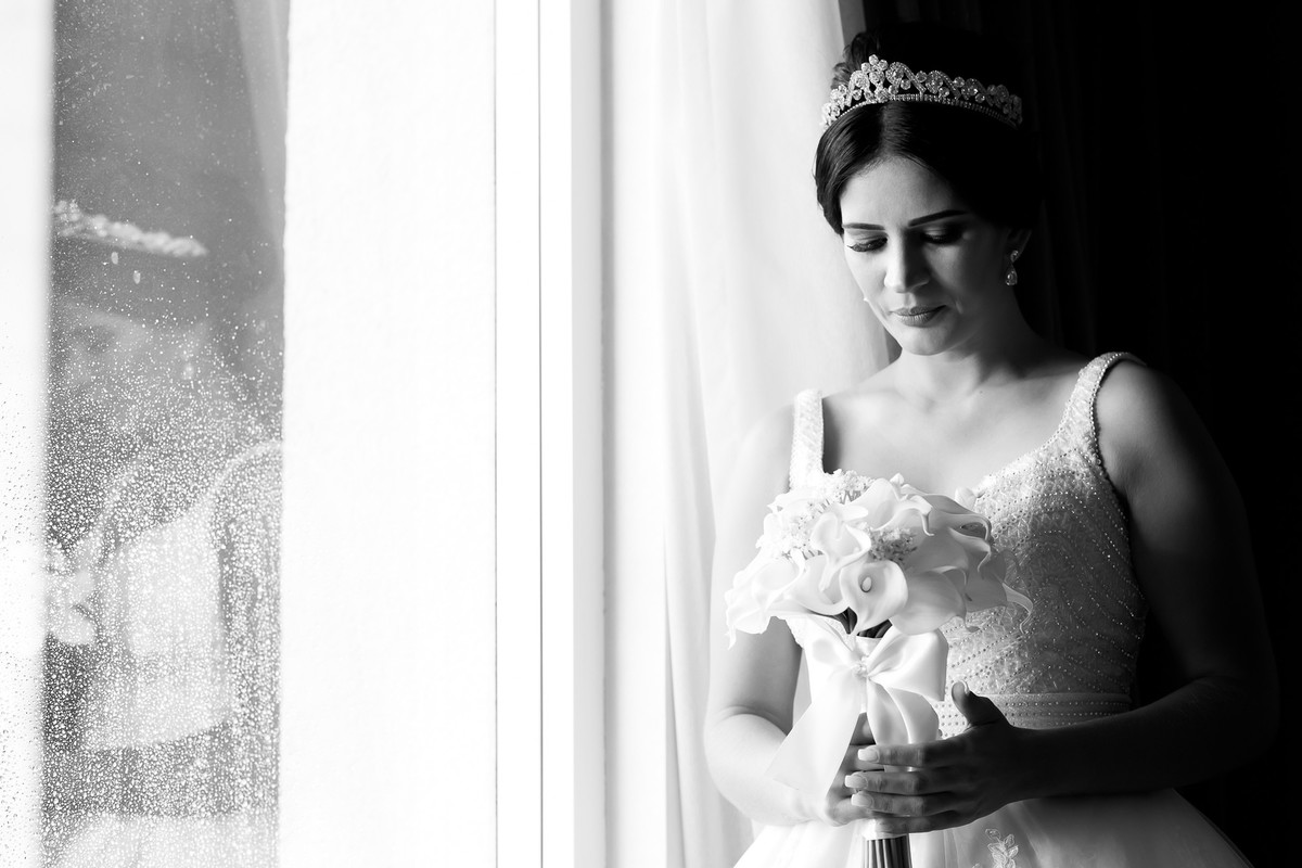 Fotos de Casamento na Gruta Alphaville foto da noiva na janela olhando para o boquet