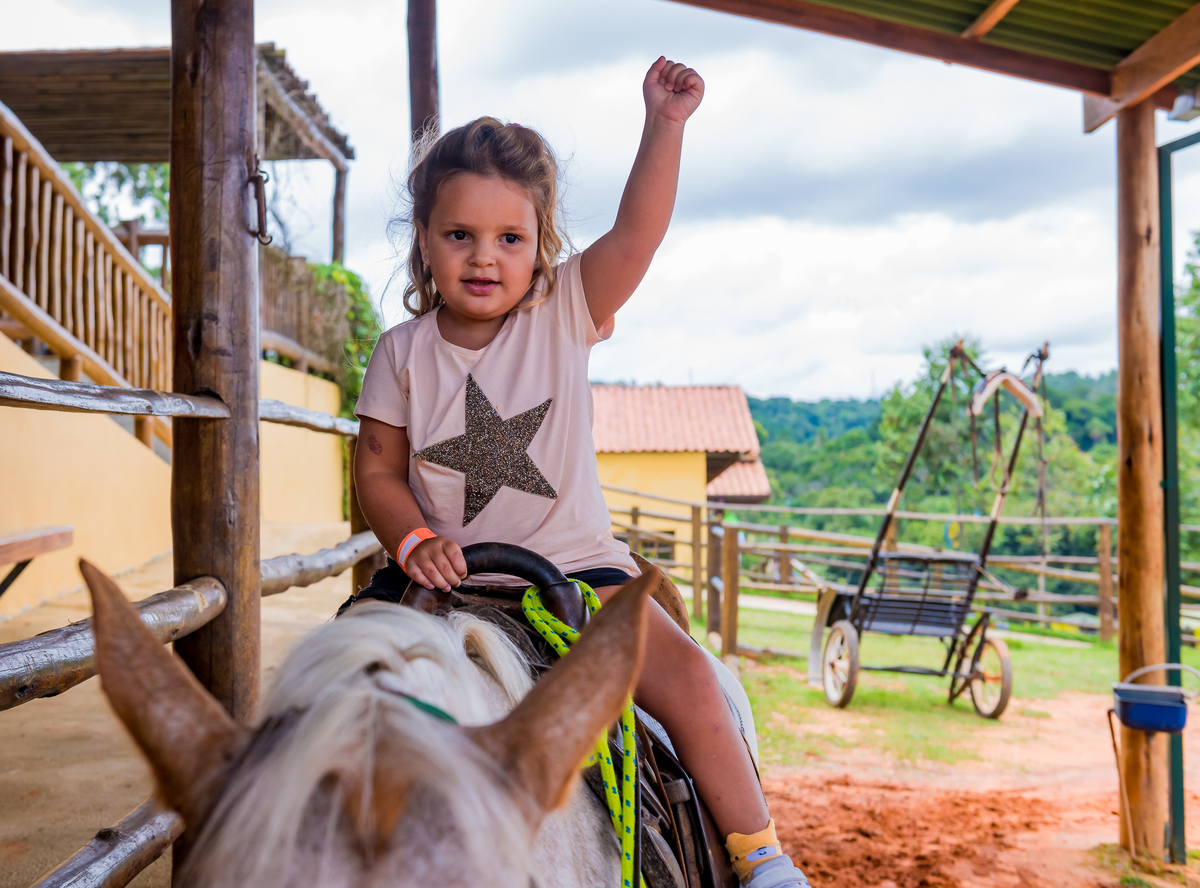 foto aniversário infantil no Pet Zoo, aniversário infantil no Pet Zoo, fotografia de aniversário infantil no Pet Zoo, aniversário no parque, aniversário no zoo, aniversário na fazenda, aniversário com animais, foto an iversário em Cotia, cavalo