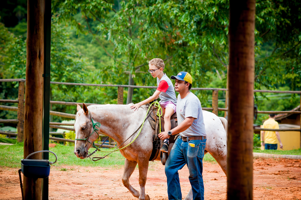 foto aniversário infantil no Pet Zoo, aniversário infantil no Pet Zoo, fotografia de aniversário infantil no Pet Zoo, aniversário no parque, aniversário no zoo, aniversário na fazenda, aniversário com animais, foto an iversário em Cotia, cavalo