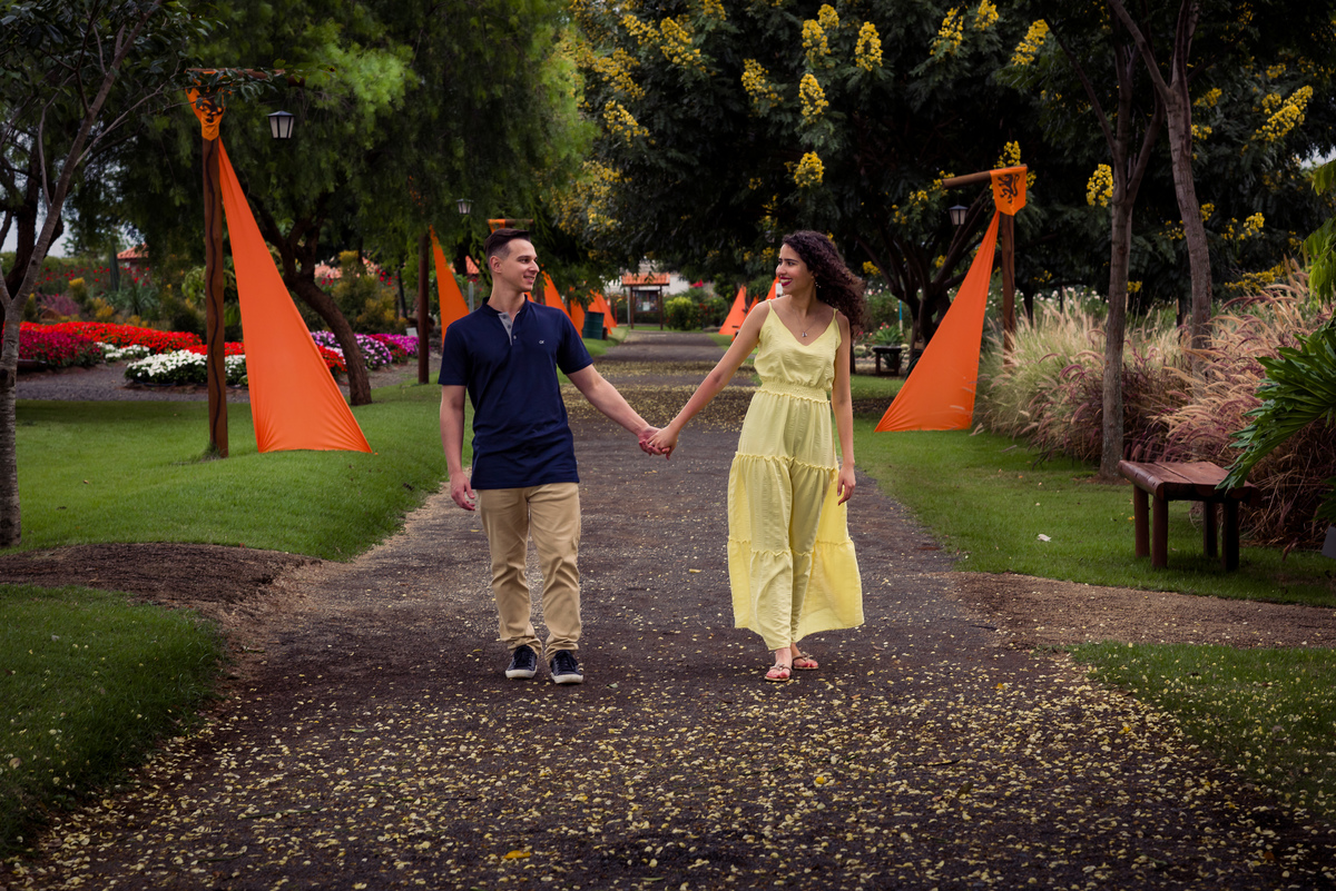 Ensaio Pré-wedding Holambra, Ensaio Pré-wedding com flores, Ensaio Pré-wedding com girassóis, Ensaio Pré-wedding em alphaville, Ensaio Pré-wedding em são paulo, ensaio de casal em holambra, fotos de ensaio de casal com flores em holambra, fotos de casal  