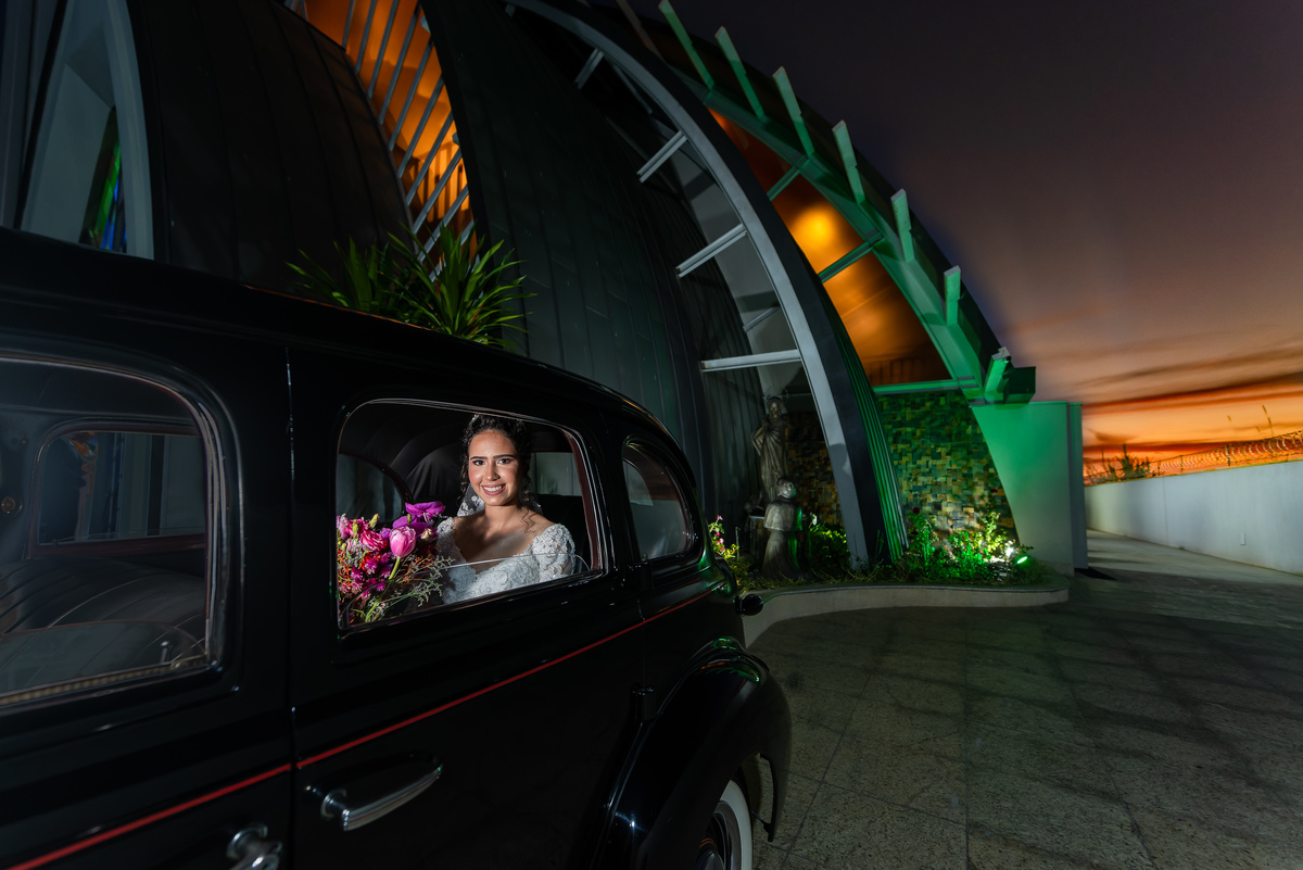 foto da noiva no carro antigo, foto casamento igreja nossa senhora de Lourdes Alphaville, foto casamento Alphaville, foto casamento estação 840 Osasco, foto estação 840 Osasco, foto igreja nossa senhora de lourdes, fotografia casamento Alphaville