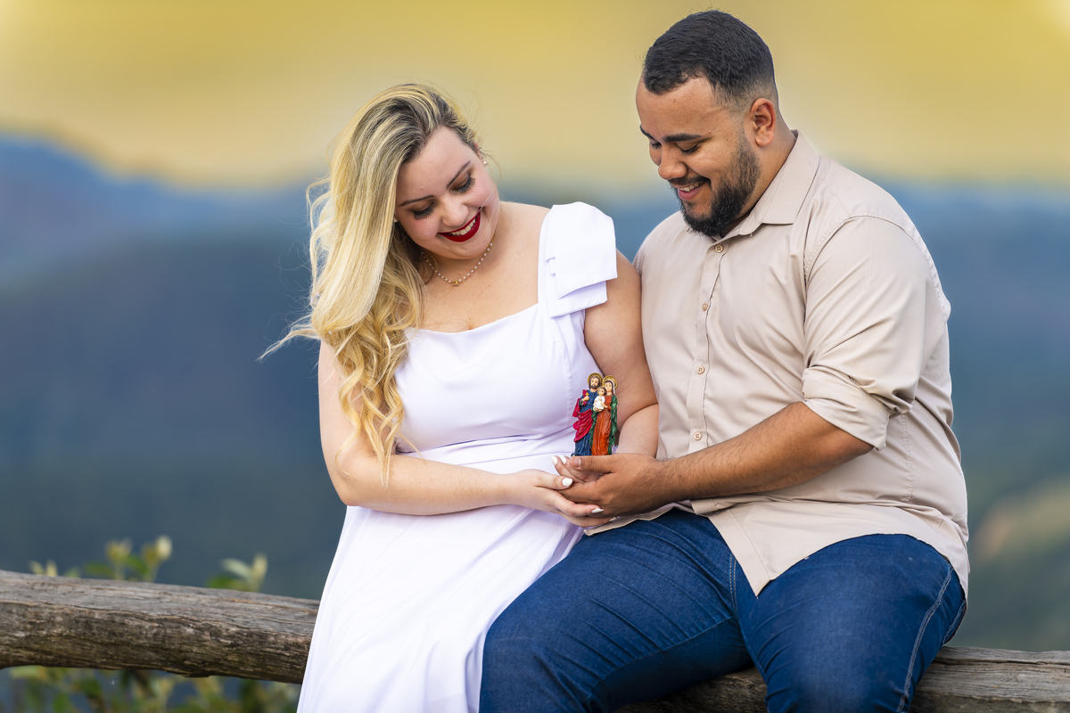 No alto do Morro do Capuava, em um fim de tarde que parecia abençoado, Kamila e Daniel viveram um momento de profunda conexão com aquilo que os guia: a fé. o casal segurava com carinho uma imagem da Sagrada Família, símbolo da união e da espiritualidade