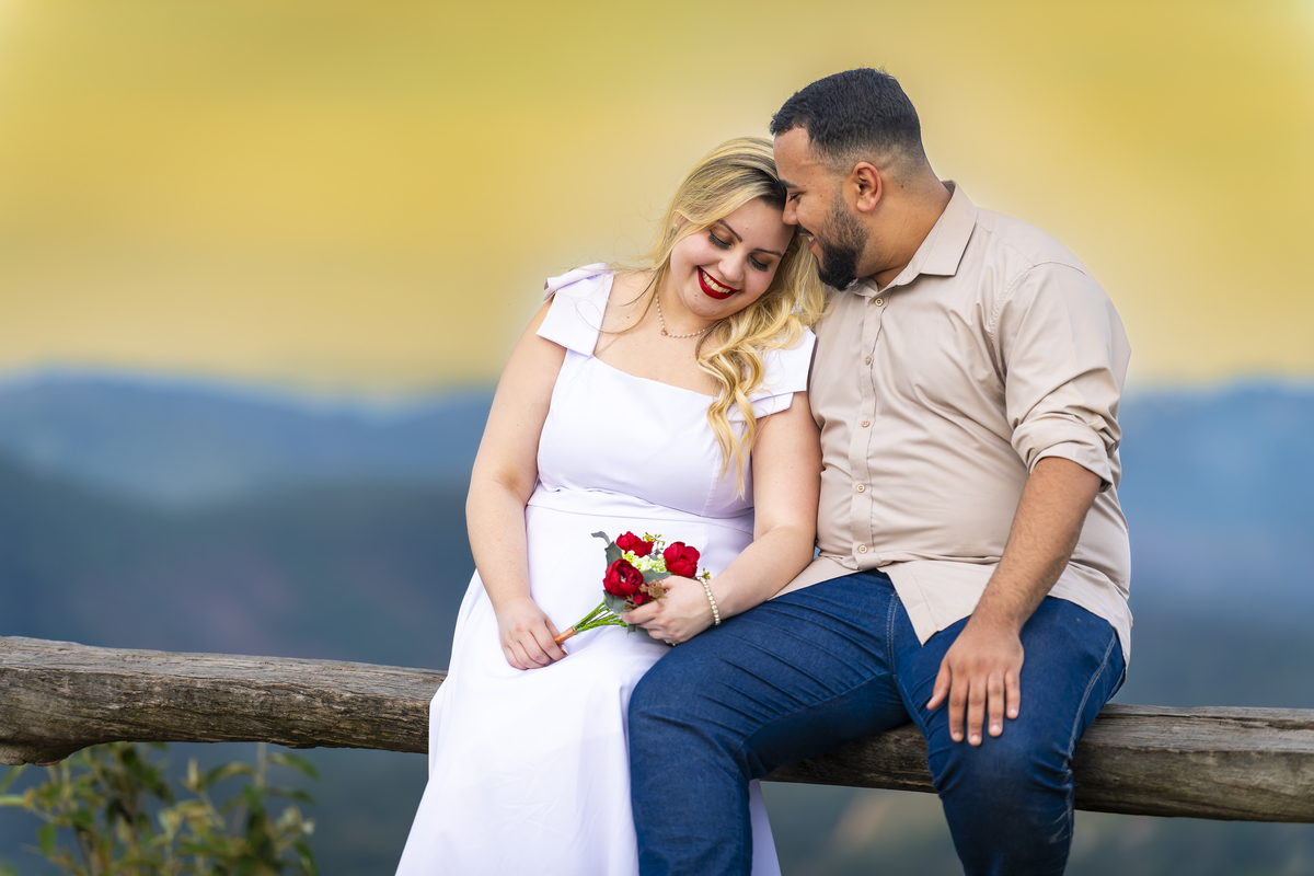 No alto do Morro do Capuava, em um fim de tarde que parecia abençoado, Kamila e Daniel viveram um momento de profunda conexão com aquilo que os guia: a fé. o casal segurava com carinho uma imagem da Sagrada Família, símbolo da união e da espiritualidade q