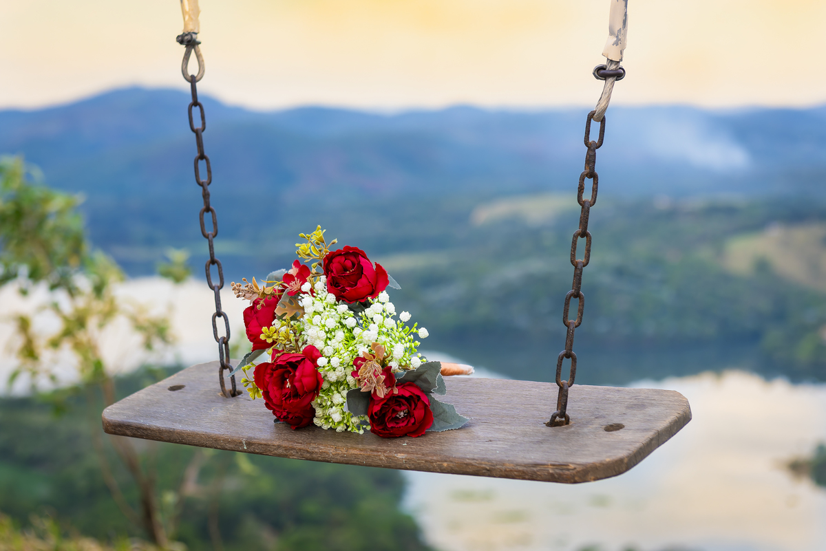 No alto do Morro do Capuava, Kamila e Daniel contemplam o amor que os eleva — tão leve quanto o voo ao fundo., ensaio pré-wedding Alphaville, ensaio fotográfico pré-wedding Morro do Capuava ensaio, fotos de casal ao pôr do sol, pré-wedding com parapente