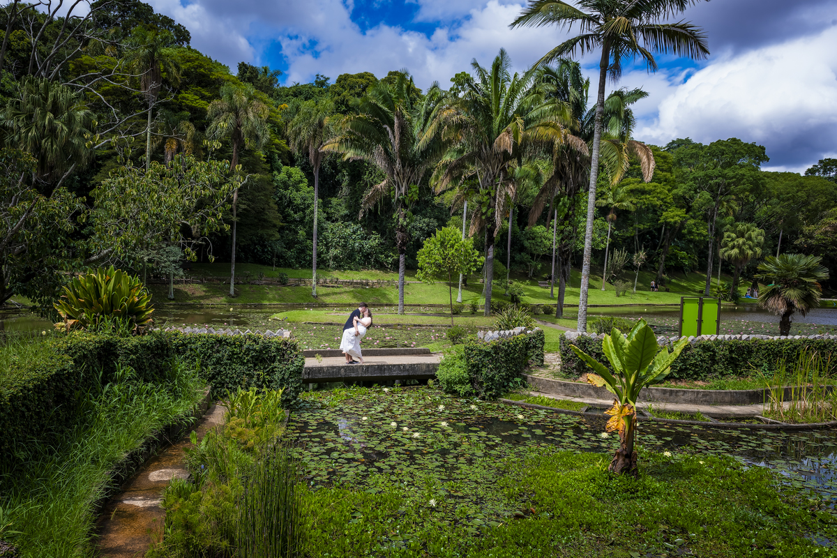Visão panorâmica com o casal dando beijo de cinema no meio da cena, ensaio de casal no Jardim Botânico de São Paulo. Ensaio de casal. ensaio pré-wedding.